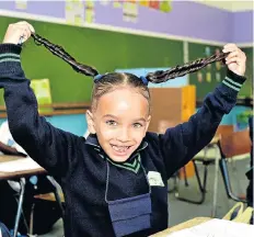  ?? Picture: EUGENE COETZEE ?? TWO TAILS: Greenwood Primary School Grade 1 pupil Amy Contell, 6, shows off her mom’s hairdressi­ng skills to her classmates on her first day at school