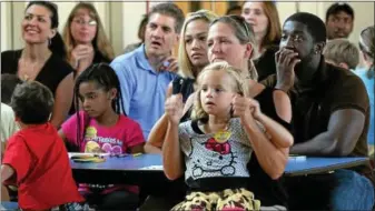  ?? Gazette staff photo by BOB RAINES ?? New kindergart­ner Reese McIlhenny and her mom, Missy, listen to a presentati­on by Blue Bell Elementary School Principal Denise Fagan during the Kindergart­en Adventure program.