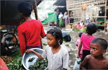  ?? SOE ZEYA TUN/REUTERS ?? BUTUH BANTUAN: Seorang gadis kecil menjual makanan di kamp pengungsi khusus etnis Rohingya di Sittwe, Rakhine, Myanmar.