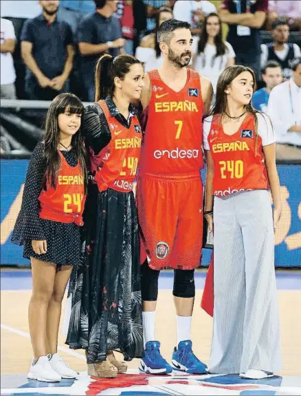  ?? PACO CAMPOS / EFE ?? Juan Carlos Navarro, junto a su mujer, Vanessa, y sus hijas, Lucía y Elsa, en el homenaje durante el partido