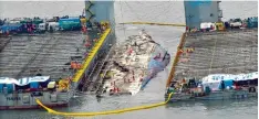  ?? Foto: Handout Hankook Ilbo, afp ?? Zwischen zwei schwimmend­en Kränen tauchte das Wrack der „Sewol“gestern wieder auf. Die Fähre war 2014 vor Südkorea gekentert.