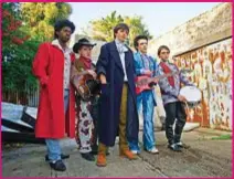  ??  ?? Glam, rock, punk: la band di Sing Street (al centro Ferdia Walsh nei panni di Conor) e tutti i generi degli Anni 80