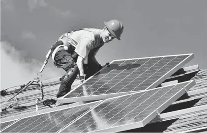  ??  ?? Instalació­n de paneles solares en el tejado de una vivienda, en una imagen de archivo.