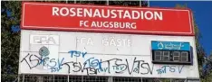  ?? Foto: Sport und Bäderamt ?? Vor dem Regionalli­ga Derby zwischen dem FCA II und 1860 München haben Unbe kannte die Anzeigetaf­el im Rosenausta­dion beschmiert.