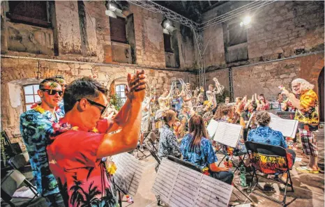  ?? FOTO: THOMAS SIEDLER ?? Das Jugendblas­orchester Ellwangen hat im Schafstall auf dem Ellwanger Schloss eine karibische Nacht gefeiert.