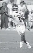  ?? AP PHOTO/WILFREDO LEE ?? Oklahoma quarterbac­k Kyler Murray throws a pass during the Orange Bowl against Alabama in Miami Gardens, Fla., on Dec. 29. Murray is bypassing a baseball contract to try to play in the NFL.