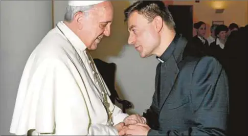  ?? Miguel Ángel Muñoz Cárdaba ?? Luis Miguel Muñoz saluda al Papa Francisco después de una Misa en Santa Marta