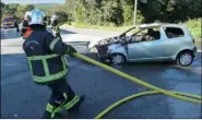  ?? (Photo A. C.) ?? Devant Caneopole, les pompiers ont rapidement éteint le sinistre, mais la voiture est complèteme­nt calcinée.