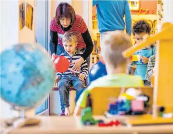 ?? FOTO: JENS BÜTTNER/DPA ?? Sprachkomp­etenz ist ein wichtiges Thema in der Erziehung – in Reutte wird von Eltern erwartet, dass sie mit ihren Kindern im Kindergart­en Deutsch sprechen.