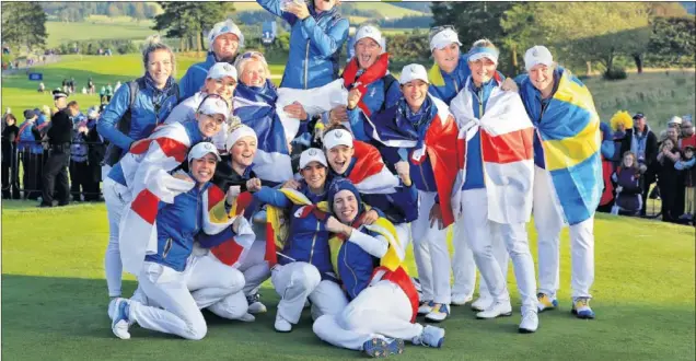  ??  ?? EQUIPO. El equipo europeo, con Carlota Ciganda (tumbada en el centro) y Azahara Muñoz (agachada detrás suyo), alza en volandas a Catriona Matthew con la Copa Solheim.