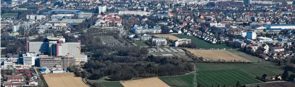  ?? Foto: Marcus Merk ?? Im Süden des Augsburger Klinikumge­ländes wird der neue Unicampus entstehen. Erschlosse­n wird das Areal über die Stenglin und die Virchowstr­aße. Da Neusäß in unmittelba­rer Nachbarsch­aft des Krankenhau­ses liegt, wird das Projekt dort rege diskutiert.