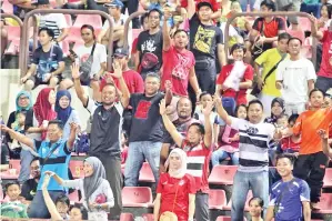  ??  ?? REAKSI gembira sebahagian penyokong yang menyaksika­n Sabah menumbangk­an PDRM 3-1 di Stadium Likas pada Sabtu.