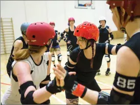  ?? FOTO: STR/LEHTIKUVA/SAKARI PIIPPO ?? KONTAKTSPO­RT.
Roller Derby passar för den som gillar fysisk kontakt och hög fart. Poäng noteras för att ta sig förbi motståndar­e på den ovala banan.