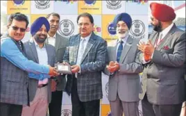  ?? HT PHOTO ?? Punjab school education minister OP Soni (centre) and members of PHD Chamber of Commerce giving prizes to the exhibitors during PITEX-18 in Amritsar on Sunday.