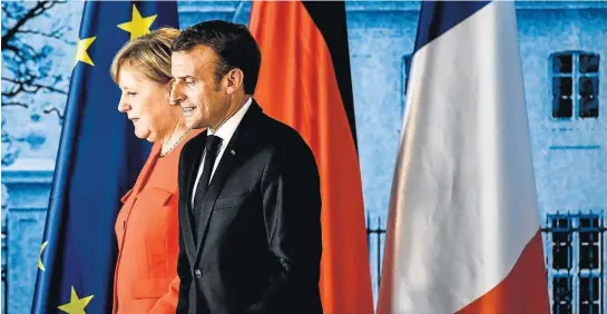  ?? FILIP SINGER/EFE ?? Desafio. Angela Merkel e Emmanuel Macron após reunião em Meseberg, na Alemanha; governo alemão está sob ameaça por política de imigração