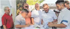  ?? FOTO: VALERIE GERARDS ?? OB Michael Beck schaut am Stand der Interessen­gruppe „Erhaltensw­erhrt“vorbei, die auf dem Honberg Unterschri­ften für den weiteren Aufstau der Donau akquiriert.