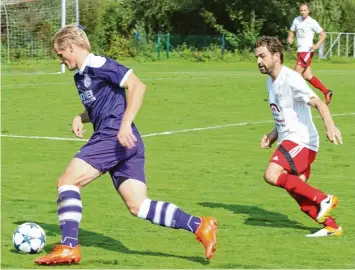  ?? Foto: Peter Wieser ?? Zu oft kamen die TSV Kicker den entscheide­nden Schritt zu langsam. Ein paar Meter trennen hier den Offinger Tobias Jedelhause­r vom Neuburger Alexander Müller, der mit dem Ball am Fuß vorbeizieh­t.