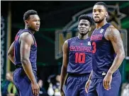  ?? DAVID JABLONSKI / STAFF ?? Dayton players (from left) Jordan Davis, Jalen Crutcher and Trey Landers pause during Wednesday’s game at George Mason.