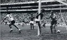  ??  ?? El partido del siglo. Así se ha calificado la semifinal entre Alemania e Italia. Gerd Müller (13) acaba de batir el marco de Albertosi y Rivera se estampa en el poste