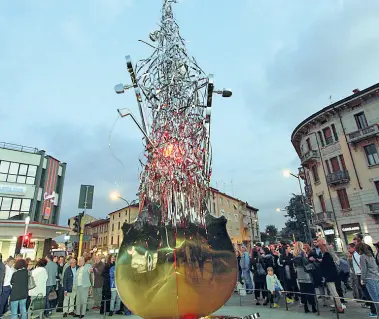  ?? (foto Rastelli) ?? L’opera Il violino in acciaio alto 8 metri collocato sul piazzale della stazione di Cremona