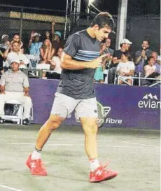  ??  ?? ► Christian Garin celebra su remontada anoche en Santo Domingo ante Carlos Berlocq.