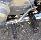  ??  ?? Multipurpo­se. The gear lever is also the kickstart lever. Or is it the other way around?