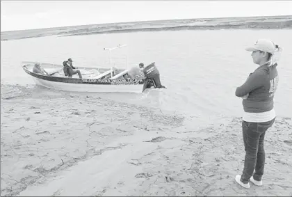  ??  ?? Pescadores cucapás prevén que la primera marea del año ocurra el 25 de febrero y así podrán salir a capturar corvinas en el Alto Golfo de California. ■ Foto Jorge Heras