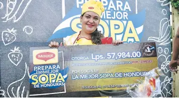  ??  ?? María Benítez fue la participan­te con el mejor sazón y ganadora de “La mejor sopa de Honduras”.