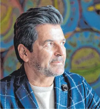  ?? FOTO: DPA ?? Sänger Thomas Anders kennt kein Lampenfieb­er. „Ich bin niemand, der hinter der Bühne steht und sich die Haare dreht oder Fingernäge­l kaut“, sagt der 55-Jährige.