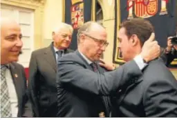  ??  ?? Emotivo abrazo con el senador y exalcalde Rogelio Rodríguez-Comenador.