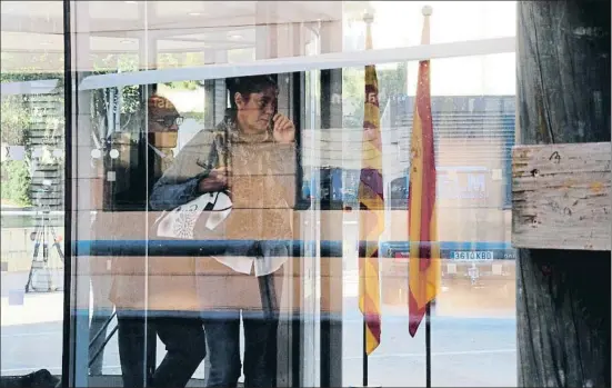  ?? MERCÈ GILI ?? Marga Garau, ayer entrando en la Audiencia de Lleida, ha sido señalada como cooperador­a de la trama junto a su marido