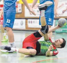  ?? FOTO: PETER SCHLIPF ?? Die Handballer der SG2H möchten eine harte Landung unbedingt verhindern.