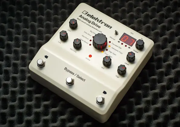  ??  ?? ABOVE Elektron’s first outing into the guitar pedal market boasts superb-sounding drives/distortion­s in a variety of flavours