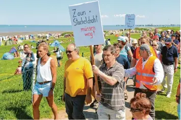  ?? Foto: Ingo Wagner, dpa ?? Über hundert Anwohner der Gemeinde Wangerland protestier­ten schon 2012 am Zaun zum Strand von Hooksiel (Niedersach­sen) gegen Kurbeiträg­e und Zäune an den Nordseestr­änden von Niedersach­sen.