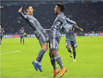  ?? FOTO: JAFP ?? Thiago (li.) und Kingsley Coman bejubeln einen Treffer beim 3:3 bei Ajax Amsterdam.