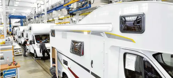  ?? Foto: industrieb­lick, stock.adobe.com ?? Wohnmobile und Caravans verfügen über immer mehr Technik. Manche lassen sich etwa vom Smartphone aus aufheizen. Ein Hersteller testet bereits selbstfahr­ende Wohnmobile.