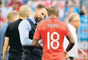  ?? YURI CORTEZ / AFP ?? Gareth Southgate conversa con Young en la banda, ayer en Samara