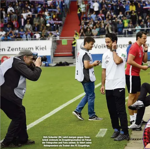  ??  ?? Dirk Schuster (M.) wird morgen gegen Osnabrück erstmals im Erzgebirgs­stadion im Fokus der Fotografen und Fans stehen. Er feiert seine
Heimpremie­re als Trainer des FC Erzgebirge.