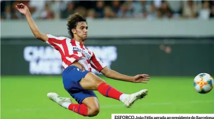  ??  ?? ESFORÇO.João Félix agrada ao presidente do Barcelona