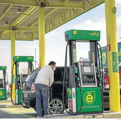  ?? M. G. ?? Un hombre reposta en una gasolinera de Zaragoza.