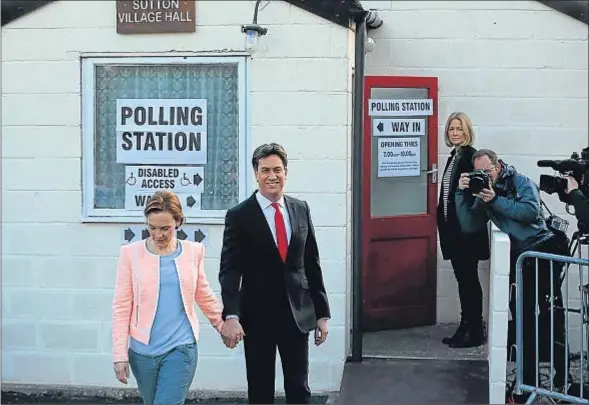  ?? CHRISTOPHE­R FURLONG / GETTY IMAGES ?? El aspirante laborista. El líder del Partido Laborista, Ed Miliband, y su esposa, Justine Thornton, salen del colegio electoral en Doncaster, en South Yorkshire (Inglaterra)