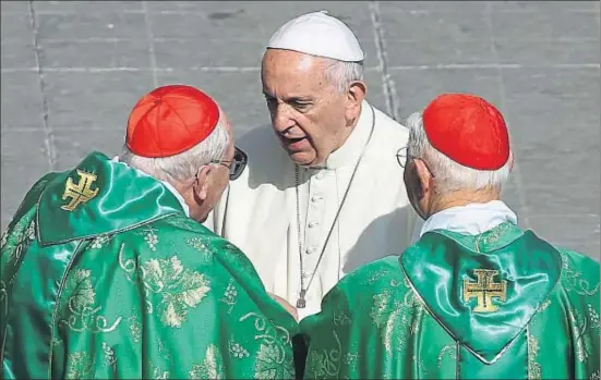  ?? ALESSANDRO BIANCHI / REUTERS ?? El Papa departiend­o con dos cardenales al término de la misa de vigilia mariana oficiada ayer en la plaza de San Pedro de Roma