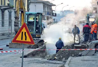  ?? (foto Cusa) ?? I lavori
Un guasto alla rete di teleriscal­damento in via Turati a Como. Settimana scorsa un uomo che passeggiav­a con il cane nei giardini di via Roncoroni è caduto in una buca di acqua bollente che si è aperta all’improvviso sotto i suoi piedi a causa di una perdita della rete