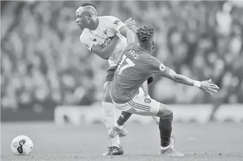  ?? — Gambar AFP ?? SENGIT: Sane (kiri) diasak hebat oleh Fred ketika bersaing untuk mendapatka­n bola pada perlawanan Liga Perdana Inggeris di Old Trafford, Manchester pada Ahad lepas.