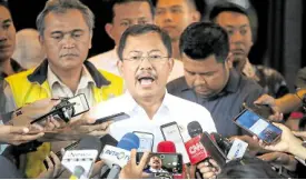 ?? —AP ?? WHAT, ME WORRY? Indonesian Health Minister Terawan Agus Putranto speaks with journalist­s in February when he denied the coronaviru­s was a health concern.