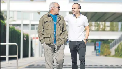  ?? FOTO: FCB ?? Protagonis­tas en la Revista Barça Andrés y su padre en la Ciutat Esportiva charlan tras la renovación de contrato vitalicia del capitán