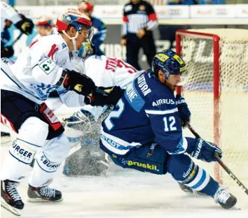  ?? Foto: Xaver Habermeier ?? Gingen in Schwenning­en leer aus: Die Panther um Patrick Cannone (rechts) – hier eine Szene aus dem Heimspiel in Ingolstadt – verloren bei den Wild Wings deutlich mit 1:5.