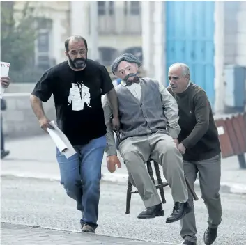  ?? NASSER SHIYOUKHI/ THE ASSOCIATED PRESS ?? Palestinia­ns carry an effigy of Arthur Balfour during a protest on the anniversar­y of the Balfour Declaratio­n in Bethlehem, West Bank, on Wednesday.