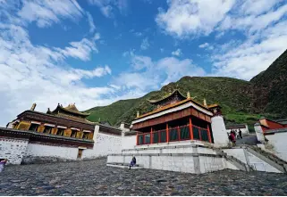  ??  ?? The Labrang Monastery is a large institutio­n of higher learning for Tibetan Buddhism. In this open plaza, monks often hold debates on the interpreta­tion of sutras, a very important part of their education.