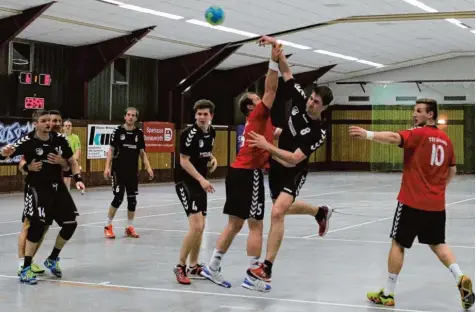  ?? Foto: Hämmerlein ?? Patrick Vater (schwarzes Trikot, Nummer acht) war zwar gegen Aichach sechsmal erfolgreic­h, konnte die Niederlage der TSV Handballer aber nicht verhindern. Links im Bild sind Yannick Scherer, Edwin Ewinger und Jonas Uhl zu sehen.